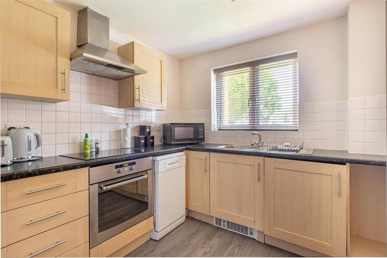 Lovely 2Bed Apt In Redditch, Free Wi-Fi & Parking Exterior foto
